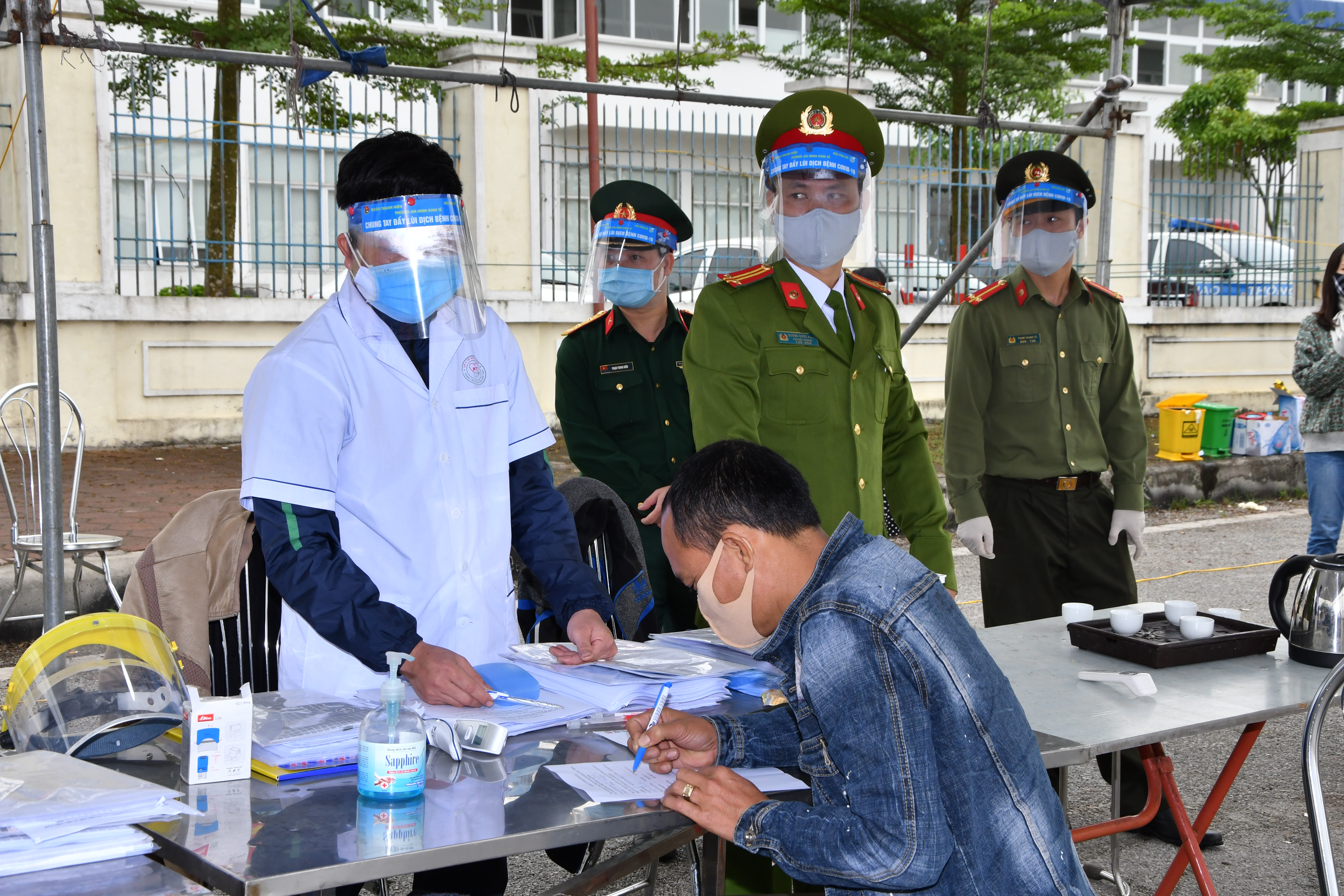 Mọi người dân thực hiện đeo khẩu trang tại nơi công cộng